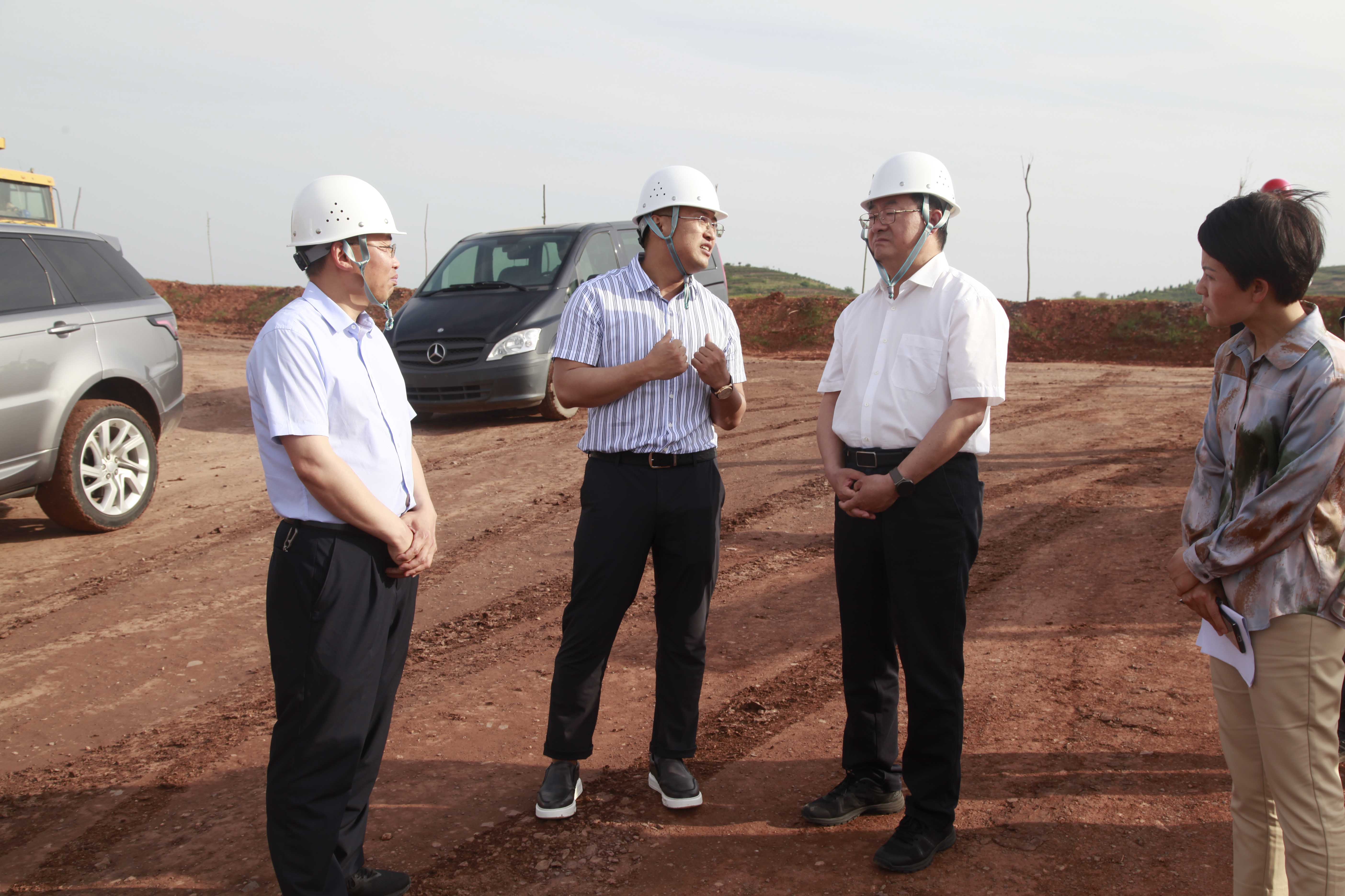 洛陽(yáng)市政協(xié)副主席、伊川縣委書記仝宇鵬到金濤實(shí)業(yè)集團(tuán)旗下弘濤公司礦山項(xiàng)目調(diào)研